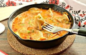 Пельмени в соусе жульен от Chekhov