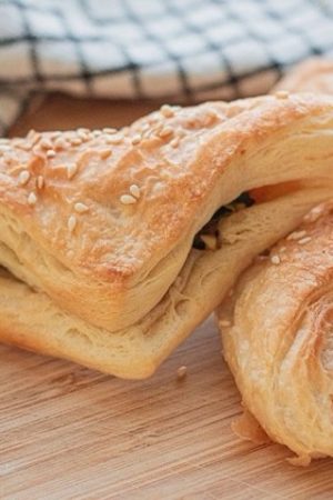 Слоеные пирожки с луком и яйцом 1шт Крендель